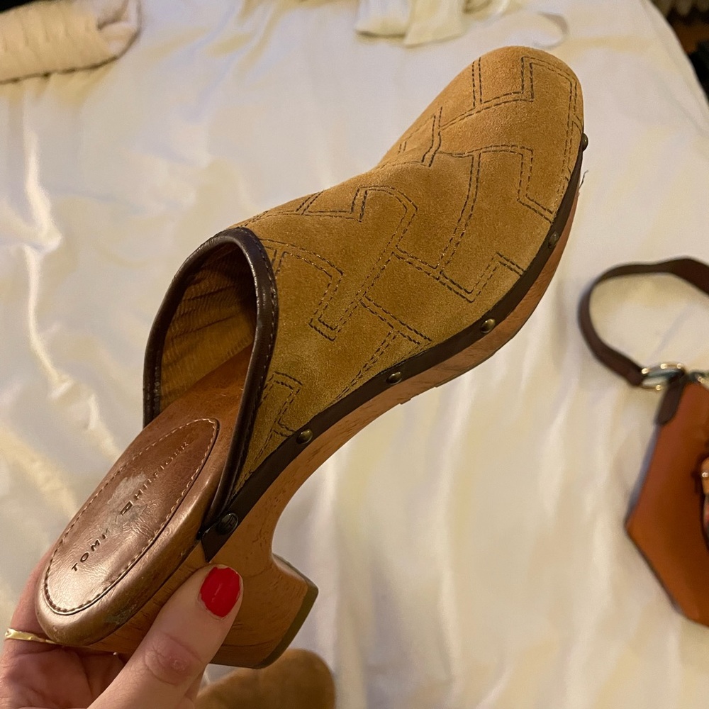 Cute Tommy Hilfiger clogs!